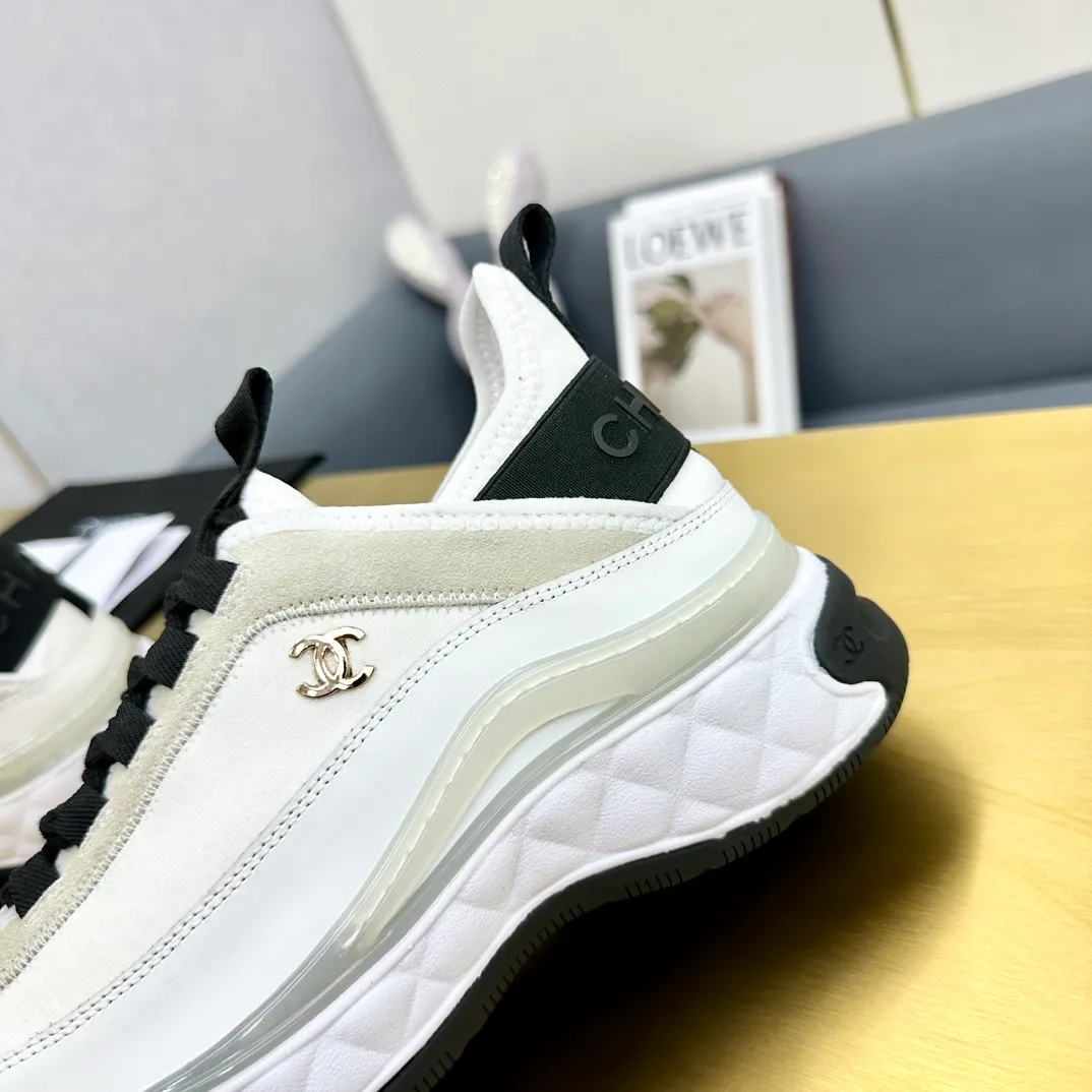 👟👟Ex-factory price 480👟👟 Women's shoes, women's clothing, top version Chanel Chanel - 2023 counter top casual sports shoes. This classic design; the upper is electro-embroidered with a variety of techniques; the outsole is fashionable and sporty; it is unusual to incorporate a variety of color matching elements... The diversified mix and match is very beautiful and versatile, and can be used for leisure, fashion, sports and outdoor... ꫛꫀꪝ Go➫ Material: ❶The upper is made of: original imported mercerized velvet + double-layer breathable mesh ❷The inner lining is made of: the original imported breathable mesh ❸The outsole is based on: original T👟👟factory price U combination outsole counter boutique packaging full set women 35-41 men 38-46 ᅟᅠᅟᅠᅟᅠ